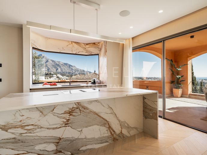 Nowo wyremontowany apartament z panoramicznym widokiem na morze w Las Belvederes, Nueva Andalucia.