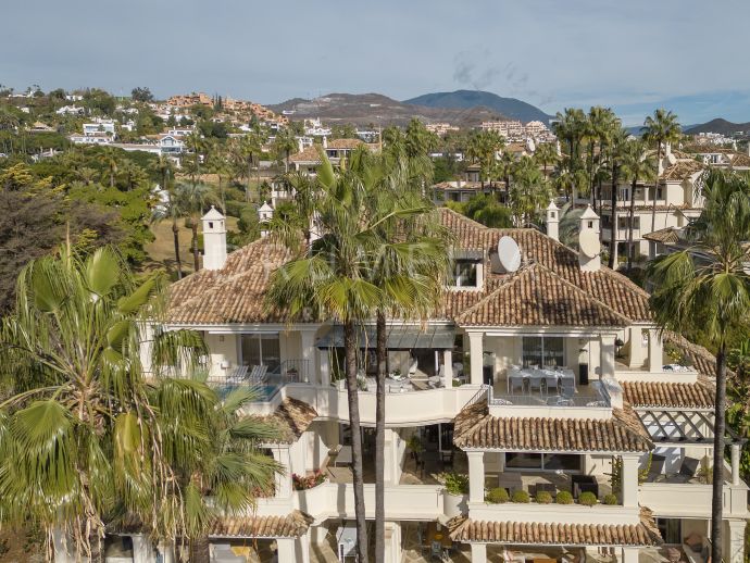 Wspaniały dwupoziomowy penthouse z prywatnym basenem z widokiem na pole golfowe w Nueva Andalucia Marbella.