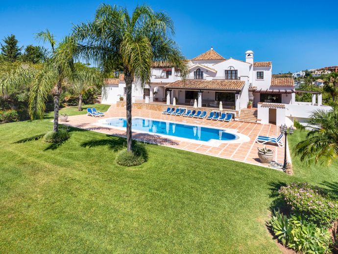 Superbe villa de luxe de style classique avec vue sur le golf à Cancelada, Estepona