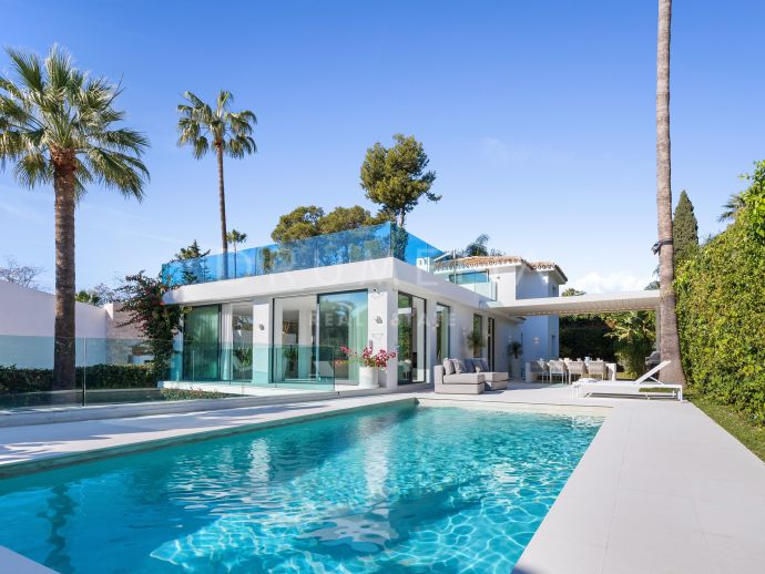 Sophisticated and contemporary five-bedroom residence for sale in the heart of Nueva Andalucía, Marbella.