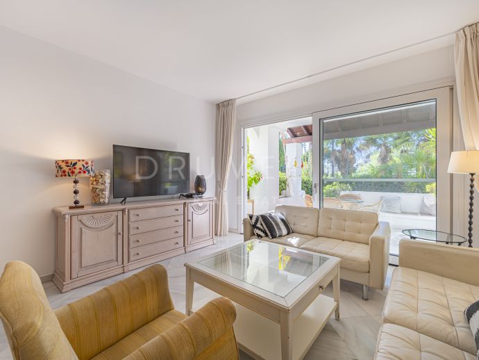 Appartement avec jardin à distance de marche de la plage à vendre à Marbella Golden Mile.