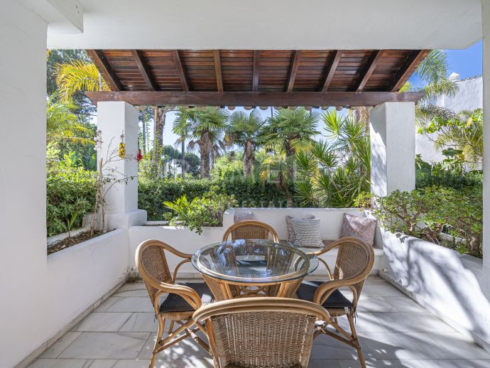 Appartement avec jardin à distance de marche de la plage à vendre à Marbella Golden Mile.