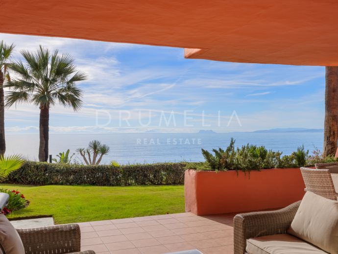 Apartamento en planta baja en primera línea de playa con hipnotizantes vistas al mar en venta en Cabo Bermejo Estepona