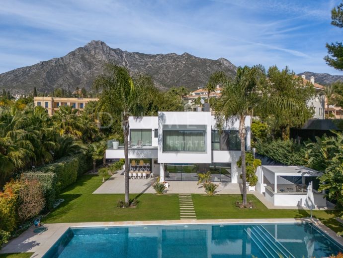 Modern contemporary villa for sale in Nagüeles, Marbella Golden Mile