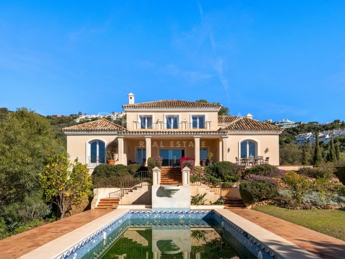 Los Altos de Los Monteros, Villa met 4 slaapkamers: Klassieke stijl met panoramisch uitzicht op zee