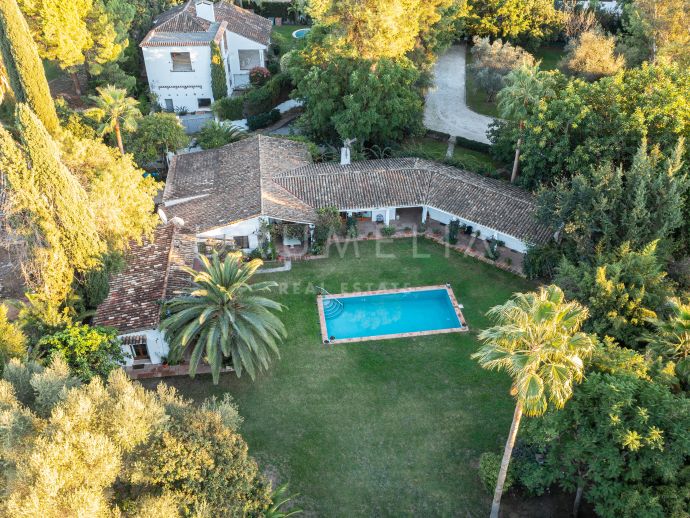 Charmante eerstelijns luxe golfvilla met veel potentieel in Los Naranjos Golf, Nueva Andalucia, Marbella.