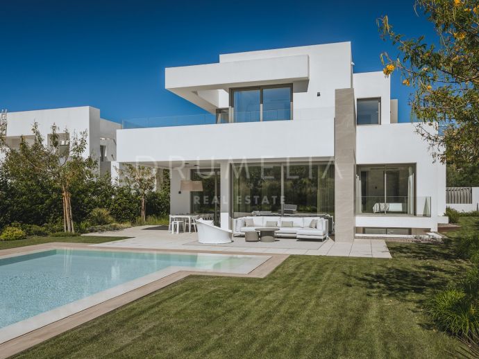 Nieuwe, minimalistische chique villa van hoge kwaliteit met privézwembad in El Paraiso, Estepona