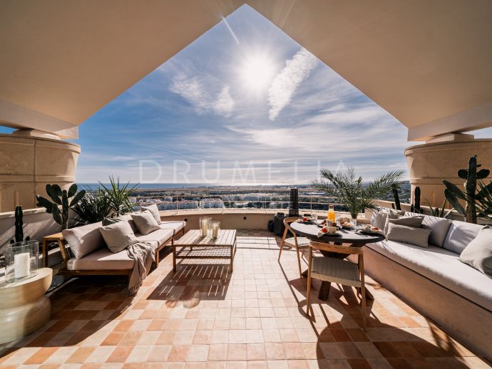 Stilvoll renoviertes Luxus-Penthouse-Duplex mit atemberaubendem Panoramablick in Nueva Andalucia, Marbella