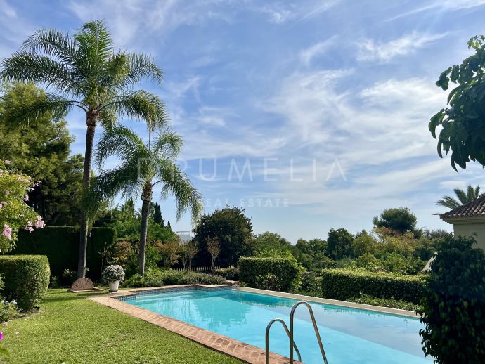 Luxe villa in mediterrane stijl met zeezicht in het luxe Altos Reales, Marbella's Golden Mile