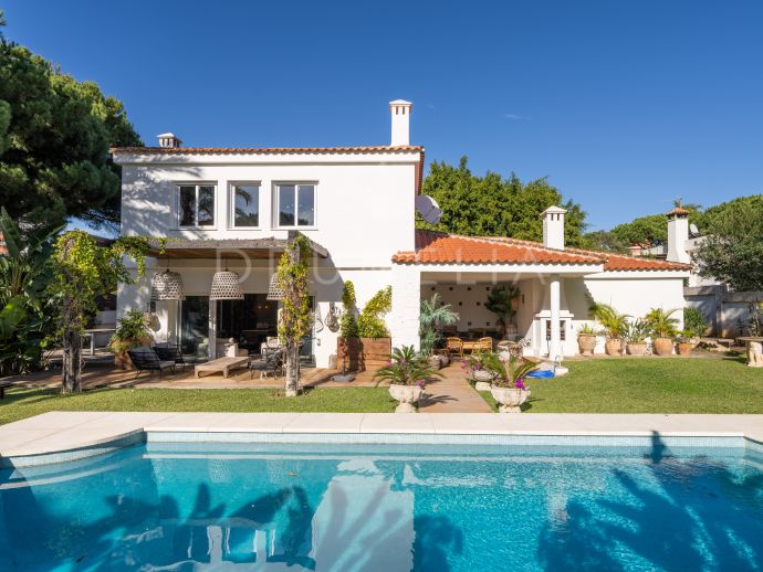 Exquisita villa junto a la playa con exuberante jardín y piscina en Marbesa