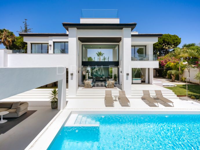 Stylish and modern luxury beachfront villa with panoramic views in San Pedro Playa
