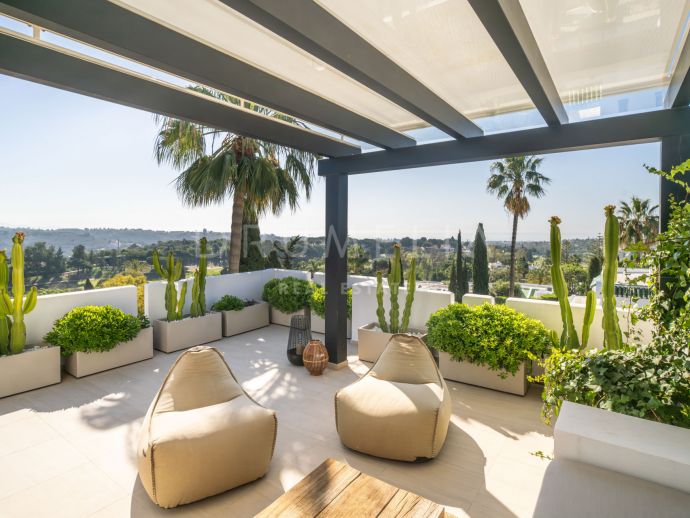 Indrukwekkende hoekwoning met ongelooflijk uitzicht op de bergen en de zee in La Colina in Nueva Andalucía-Mar