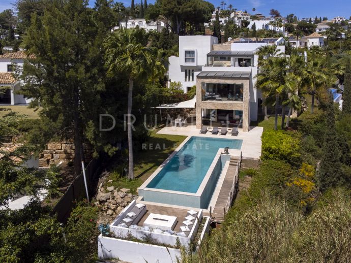 Modern villa i prestigefyllda El Paraiso med fantastisk havsutsikt, Marbella