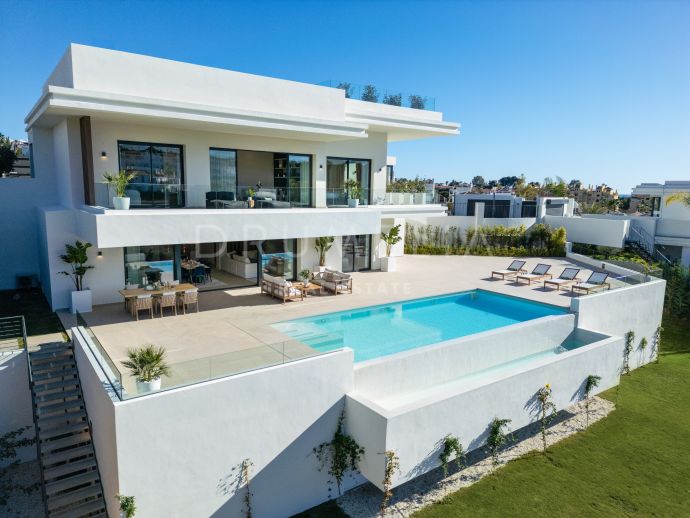 Superbe villa moderne de 5 chambres avec vue panoramique sur la mer et le golf à La Resina Golf- Estepona