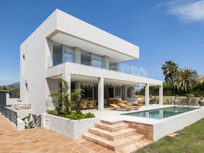 Luxe villa in prestigieuze strandlocatie met modern design, Marbella