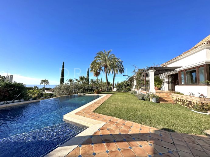 Andalusische villa met uitgestrekte tuinen en zeezicht, Sierra Blanca, Marbella