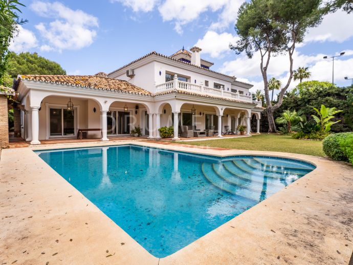 Sjarmerende andalusisk villa med gangavstand til stranden til salgs i El Paraiso Barronal