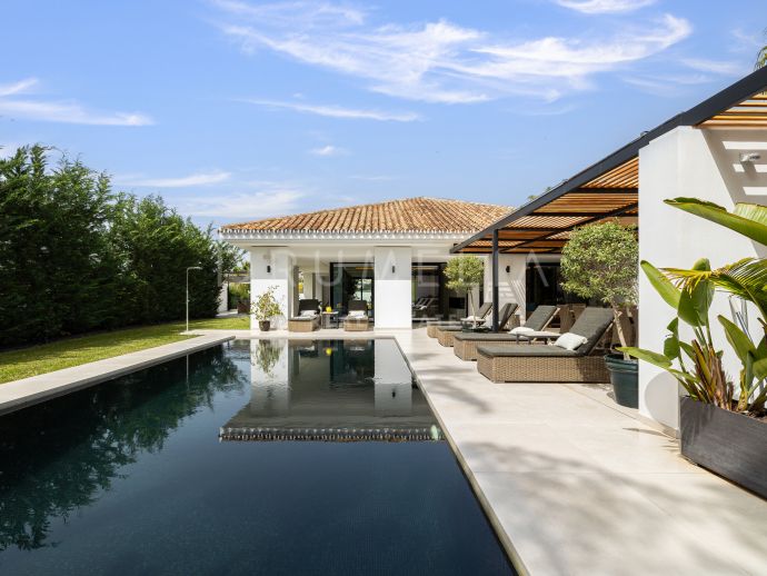 Elegant villa med 5 sovrum och privat pool inom gångavstånd till Los Naranjos Golf- Nueva Andalucía, Marbella