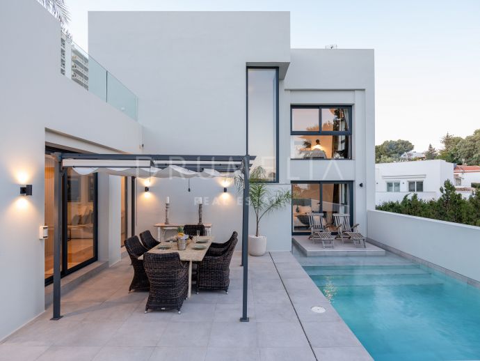 Moderna casa en la prestigiosa Nueva Andalucía con terraza en la azotea y vistas al mar