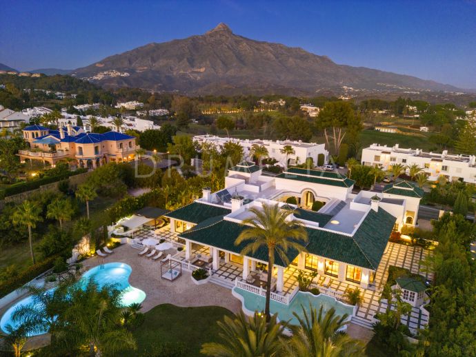 Lyxvilla inspirerad av morisk estetik med panoramautsikt över berget La Concha i Aloha- Nueva Andalucía