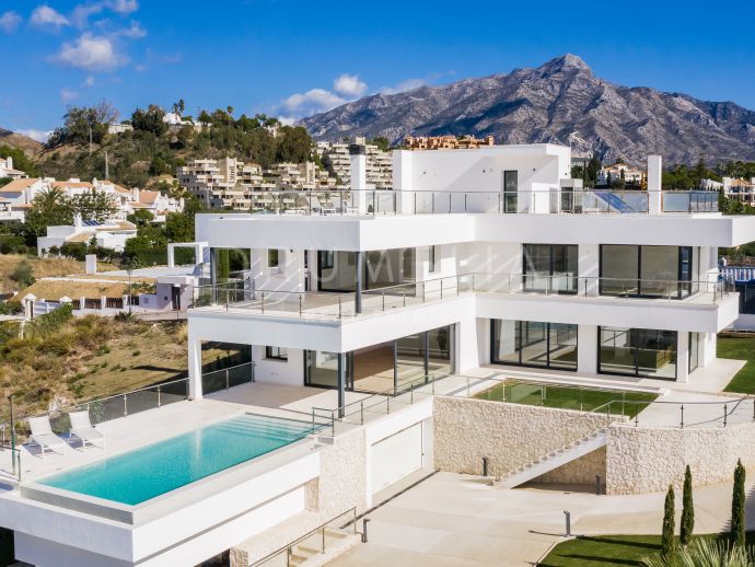 Villa Contemporánea con Vistas Panorámicas al Mar y Montaña en Nueva Andalucía