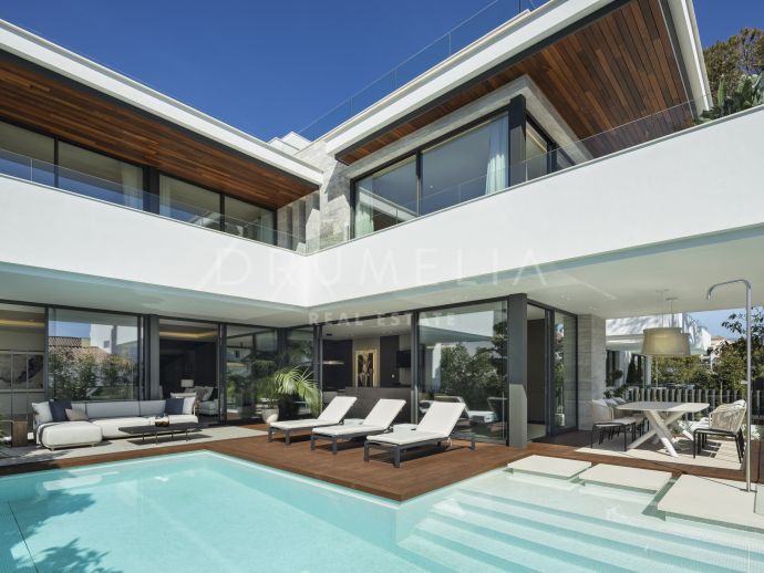 Magnífica villa de nueva construcción junto a la playa con arquitectura moderna, en San Pedro, Marbella