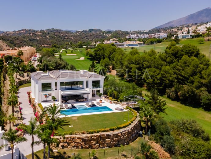 Villa moderna con vistas panorámicas en venta en Los Almendros Benahavís