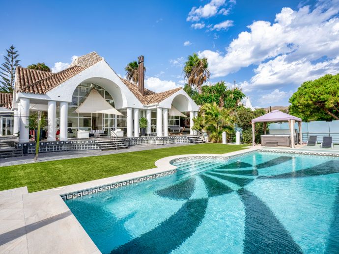 Unique luxury villa facing golf course for sale in Aloha, Nueva Andalucía, Marbella