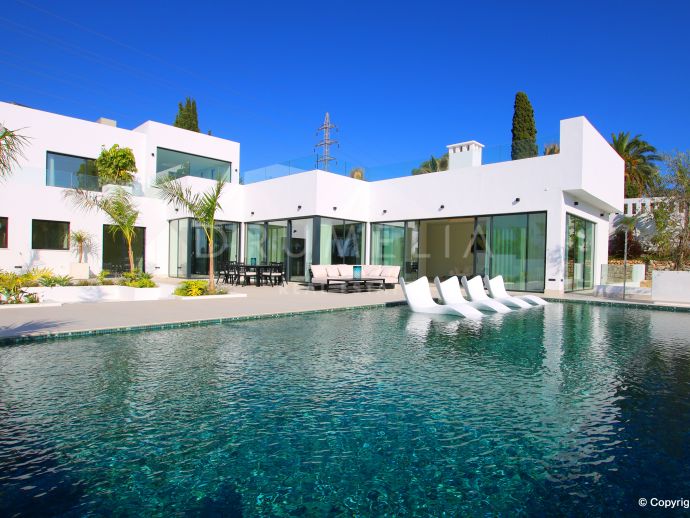 Nouvelle et élégante villa de luxe avec vue panoramique sur la mer à vendre à El Rosario, Marbella Est.