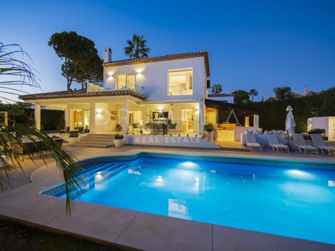 Charmig villa i andalusisk stil med modern och lyxig inredning i Marbella Country Club