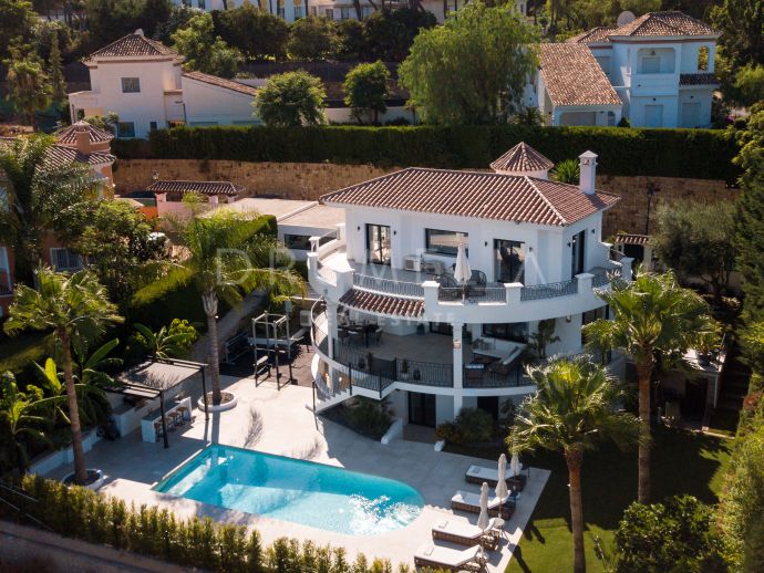 Elegant renoverad villa i medelhavsstil med havsutsikt till salu i La Quinta, Benahavís