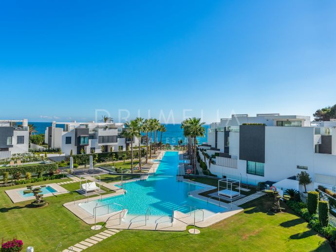 The Island 29 - Moderna casa adosada con vistas al mar en residencia en primera línea de playa en Estepona