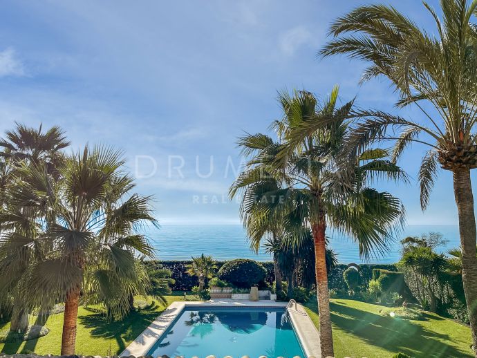 Villa de lujo en primera línea de playa con espectaculares vistas al mar en la nueva Milla de Oro.