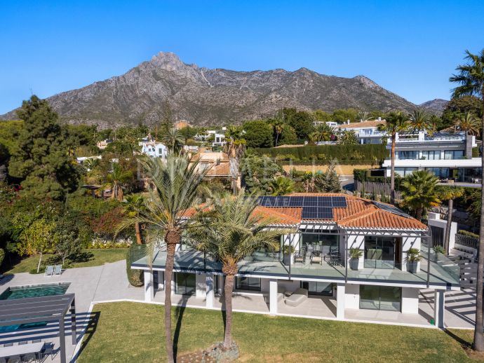 Villa moderne entièrement rénovée avec vue sur la mer et les montagnes à Nagüeles, Marbella.