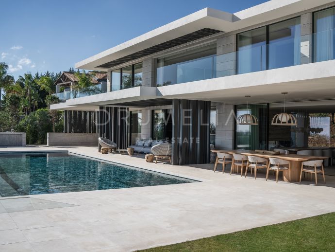 Gloednieuwe hypermoderne luxe villa met fantastisch panoramisch uitzicht in La Reserva, Sotogrande