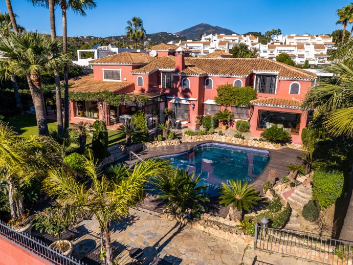 Espléndida villa en venta en el corazón del Valle del Golf, Nueva Andalucía, Marbella