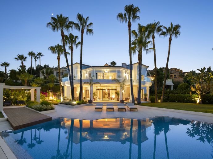 Mooie en stijlvolle gerenoveerde luxe villa te koop in La Cerquilla, Nueva Andalucia, Marbella