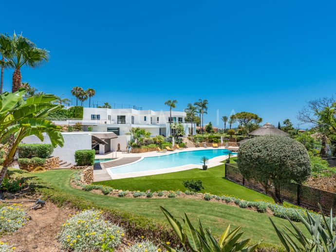 Prächtige Designervilla mit Meerblick, Tennisplatz und Pools, Las Chapas, Marbella Ost