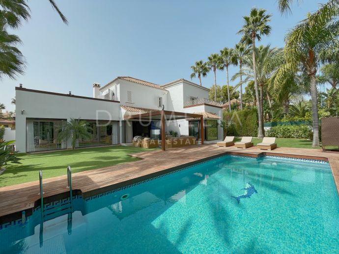 Prachtige luxe villa in Andalusische stijl in Las Mimosas, Puerto Banus, Marbella