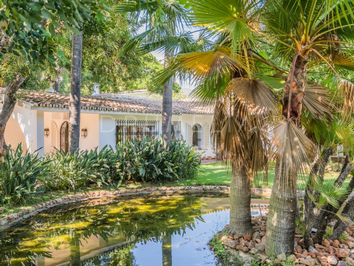 Charmante villa de luxe avec lac, piscine et chalet à Nagueles, Golden Mile