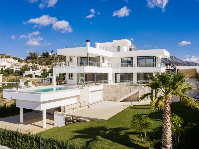 Nueva villa de lujo de estilo contemporáneo con preciosas vistas en Nueva Andalucía