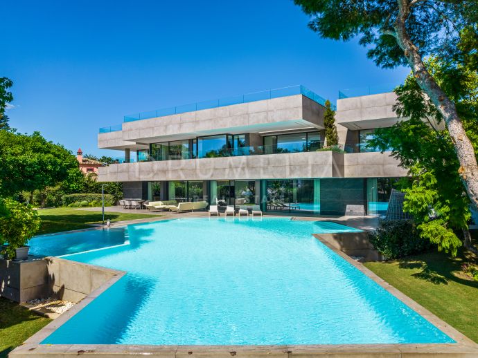 Impresionante villa moderna a estrenar en Casasola, junto al mar. Estepona
