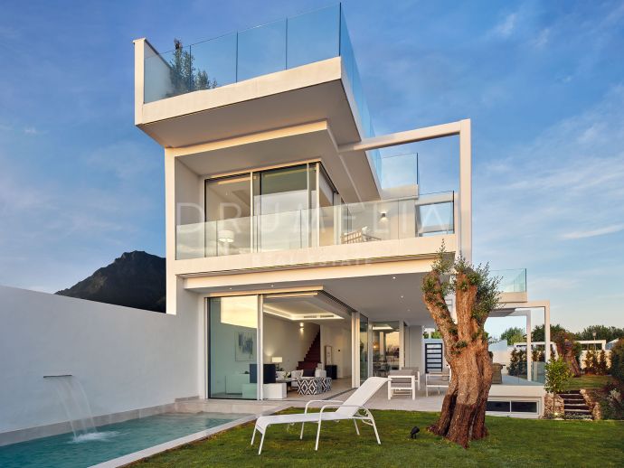 Beeindruckendes neues modernes Luxus-Stadthaus mit schönem Meerblick, Marbella