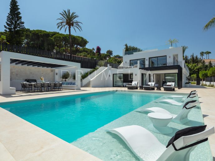 Superbe villa de luxe moderne et élégante dans la belle ville de Nueva Andalucía, Marbella.