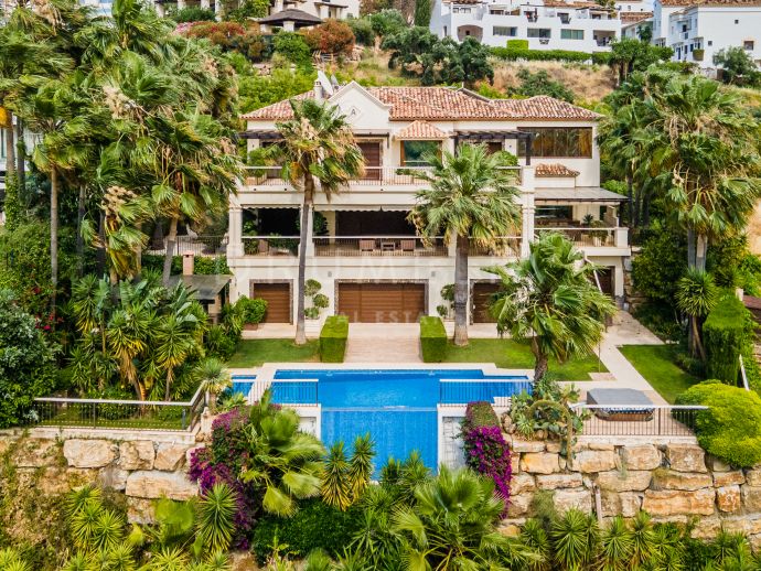 Front-line Golf Luxuriöses Familienhaus mit schöner Aussicht, Los Arqueros Golf, Benahavis
