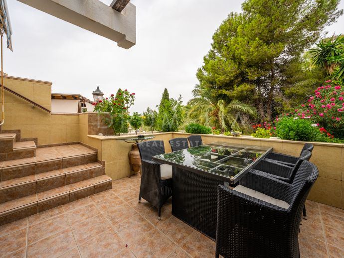 Prachtig stijlvol appartement met groot terras te koop in Kings Hills aan Marbella's Golden Mile.