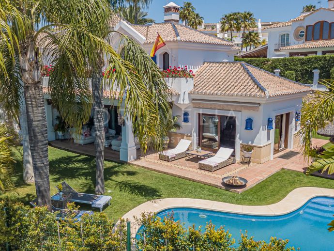 Stilfullt familjehus med hög standard vid stranden i Bahia de Marbella, Marbella Öst
