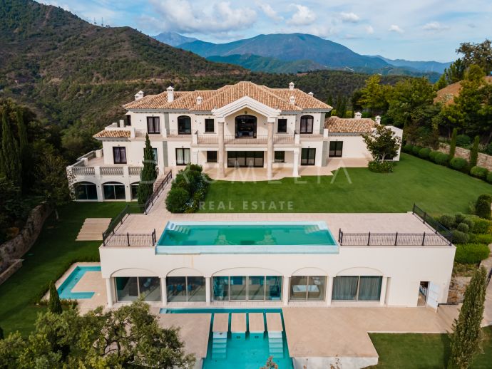 Majestic mansion house with stunning views of the sea and the mountains in La Zagaleta, Benahavís