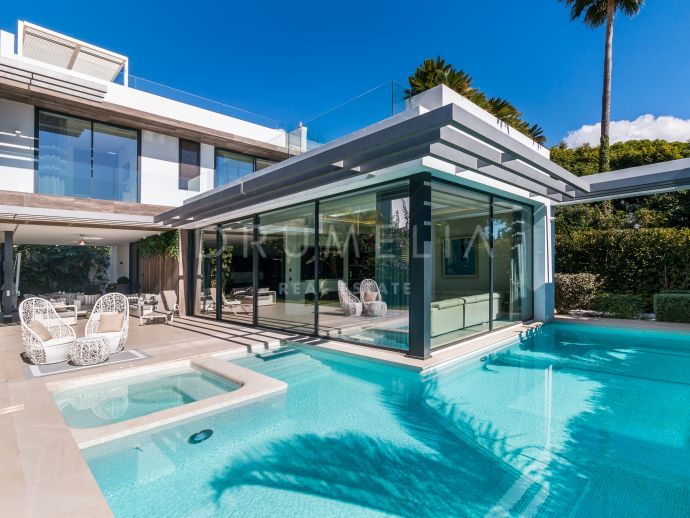 Prächtige neue moderne Luxusvilla mit Blick, Strandseite Goldene Meile, Marbella