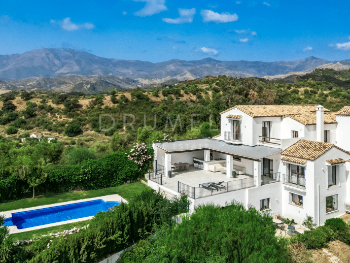 Villa de 5 chambres entièrement rénovée avec vue panoramique sur la mer et la montagne près du parc safari d'Estepona